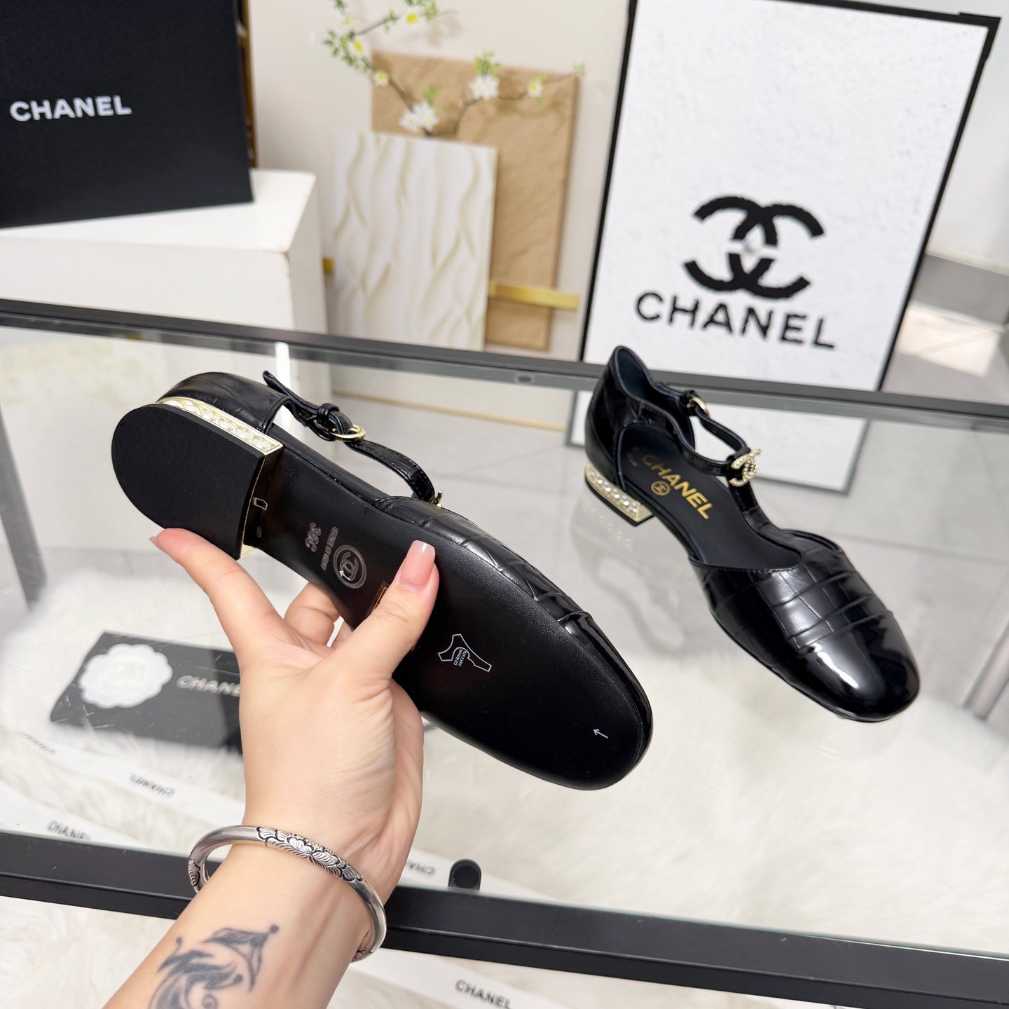 CC 26s Flat Sandals Black Cowhide Patent Leather 183576