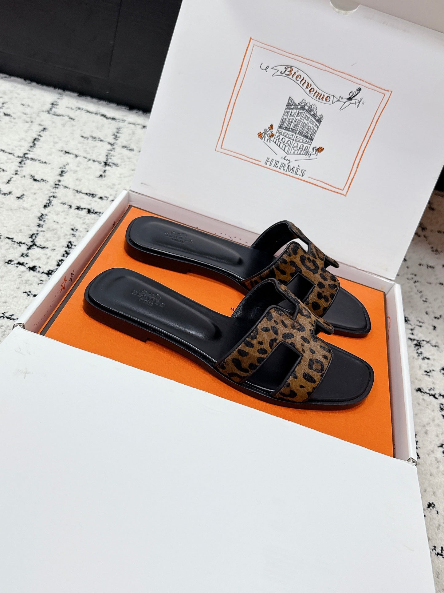 HM 26ss Oran Sandals Brown Black Sheepskin 617219