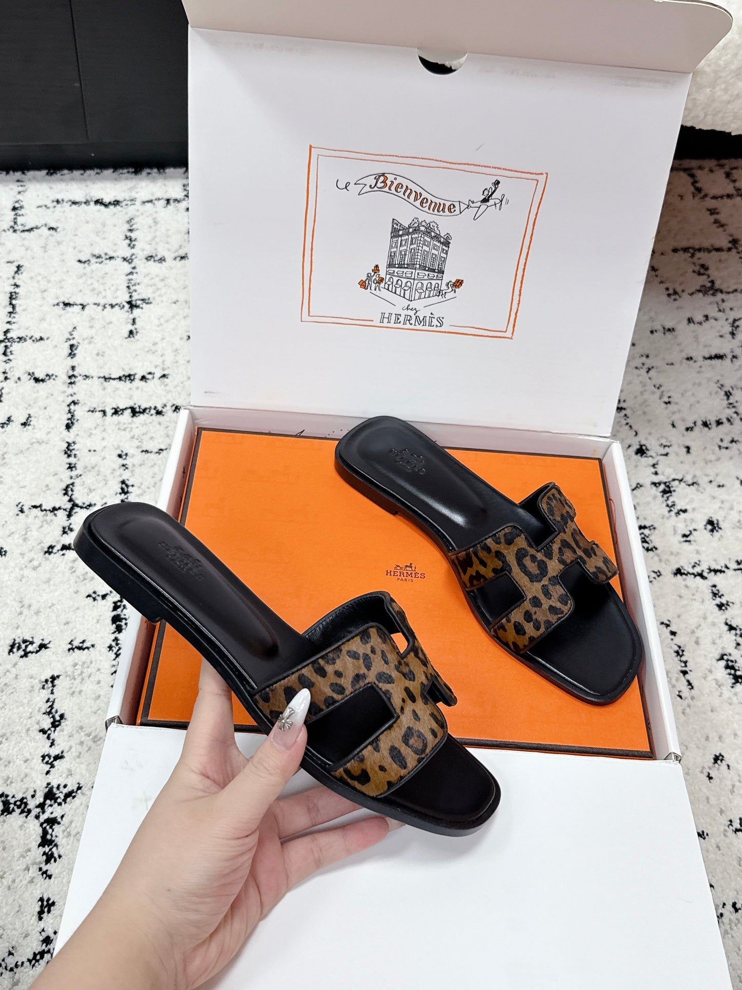 HM 26ss Oran Sandals Brown Black Sheepskin 617219