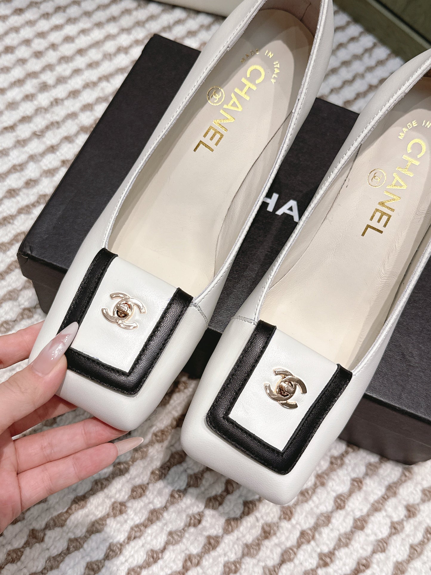 Chanel 2026 Pump White And Black Lambskin 653538