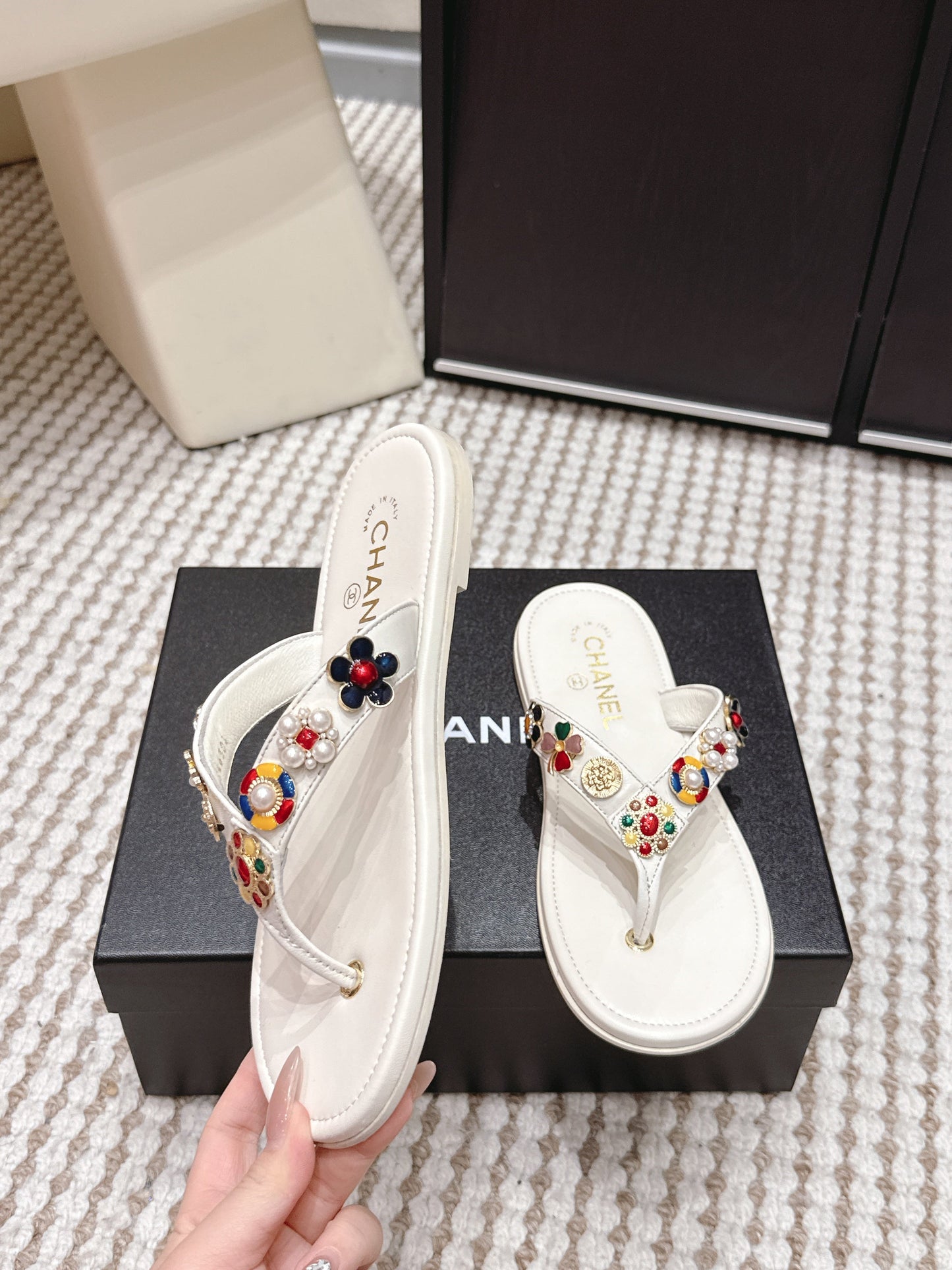 CC 26s Thong Sandals White Sheepskin Multicolor Charm 632363