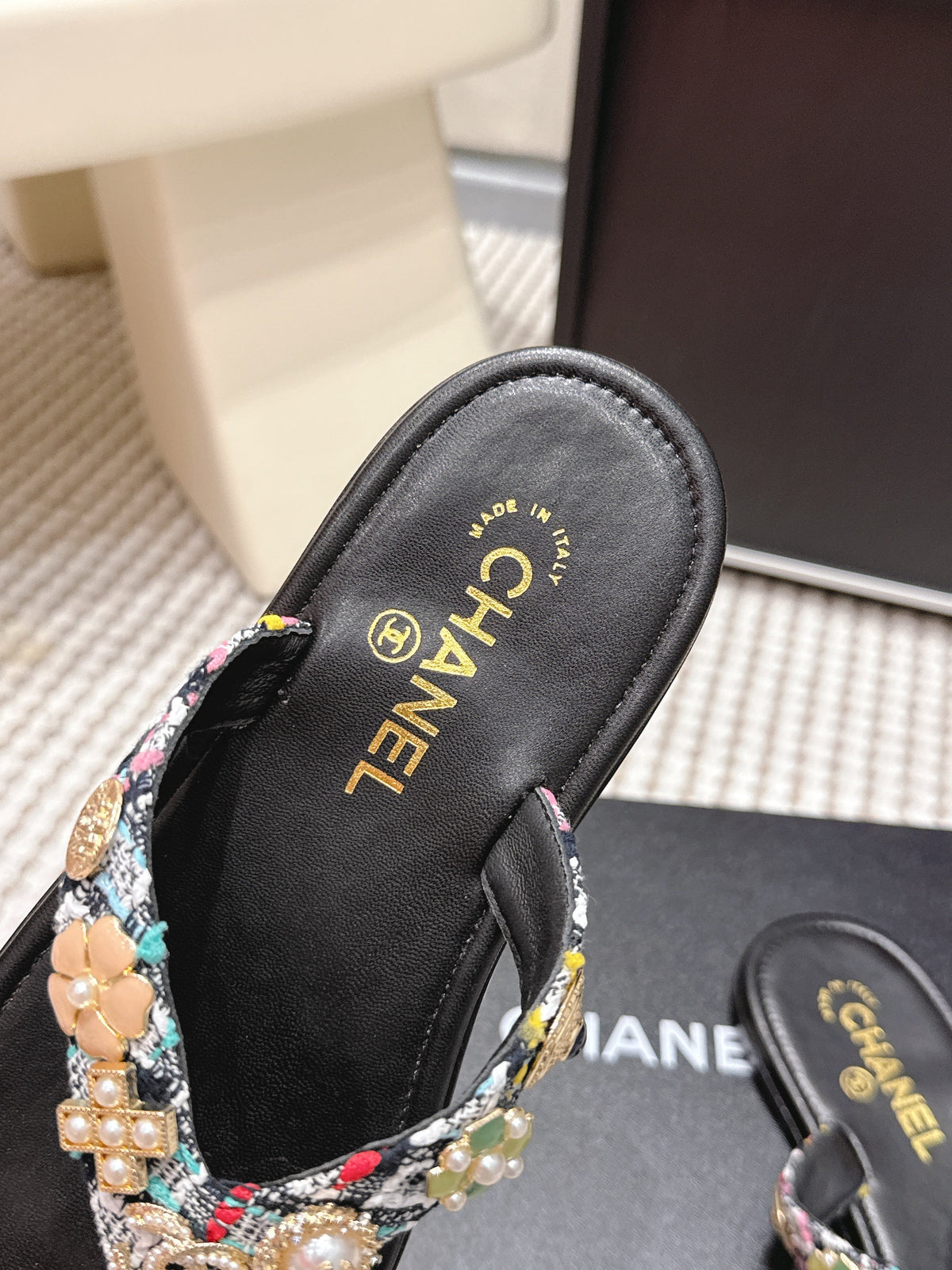 CC 26s Thong Sandals Black Sheepskin Multicolor Charm 632366