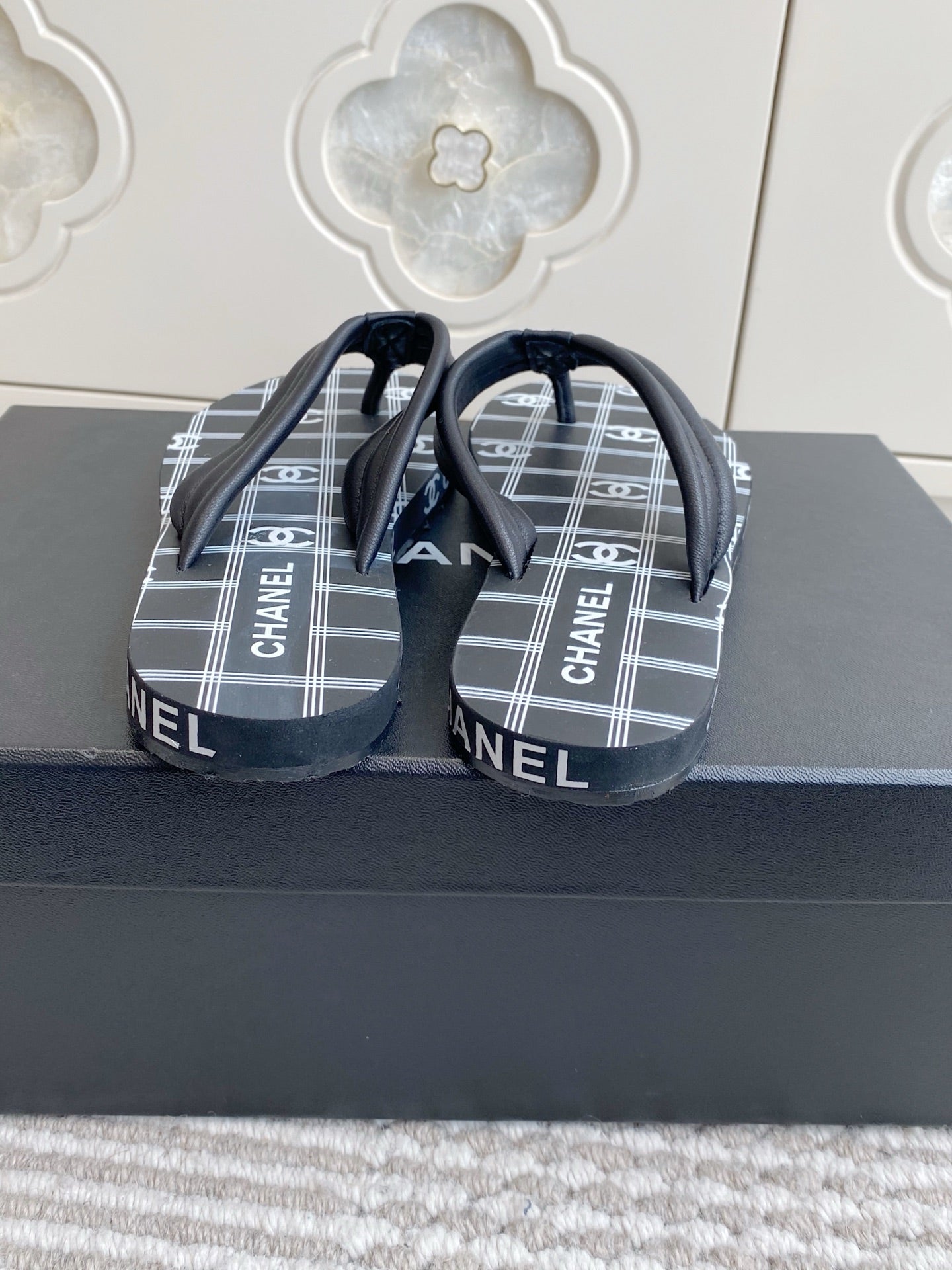 CC 26s Thong Sandals Black Rubber Leather 647679