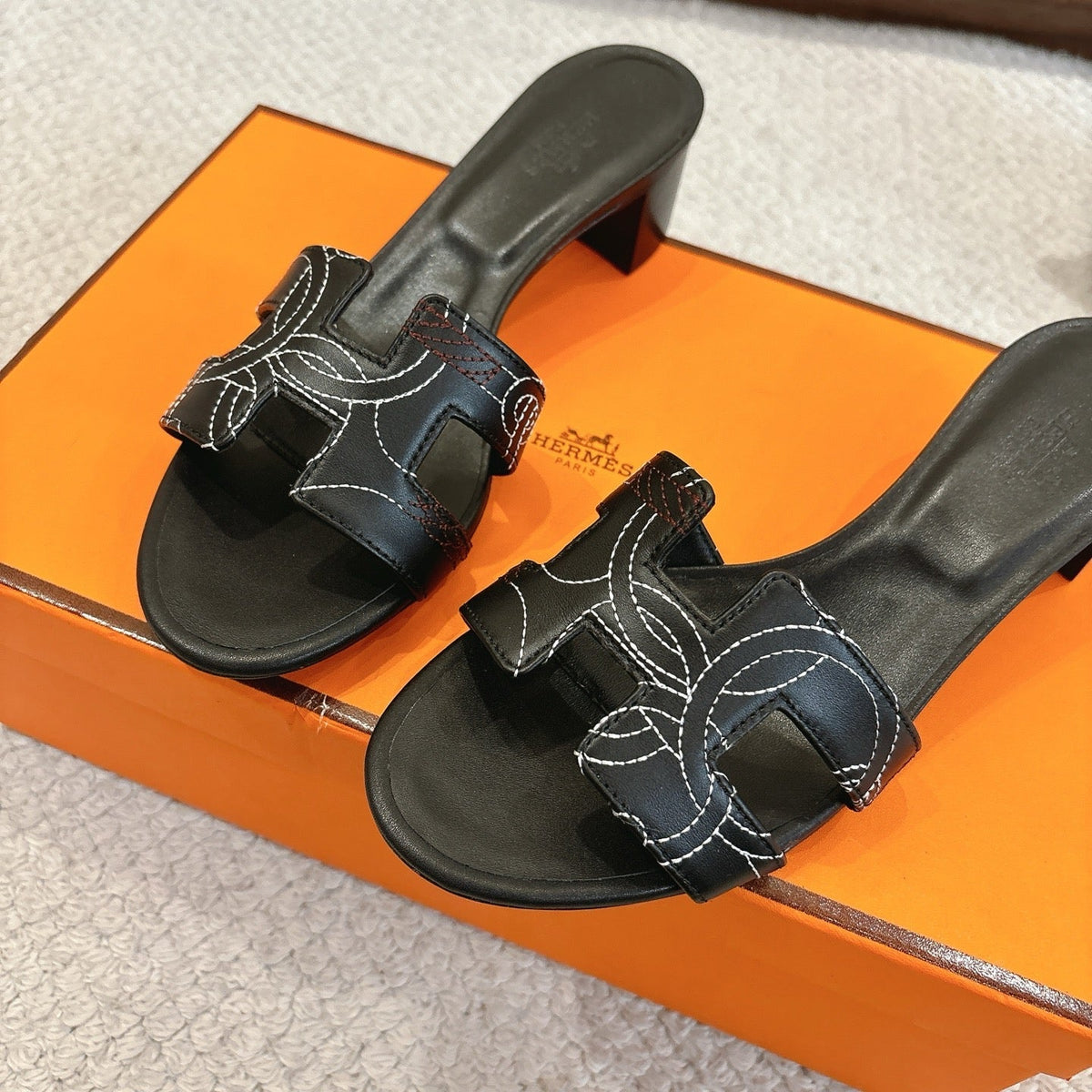 HM Oasis Sandals Black Embroidery Pattern Cowhide 544096