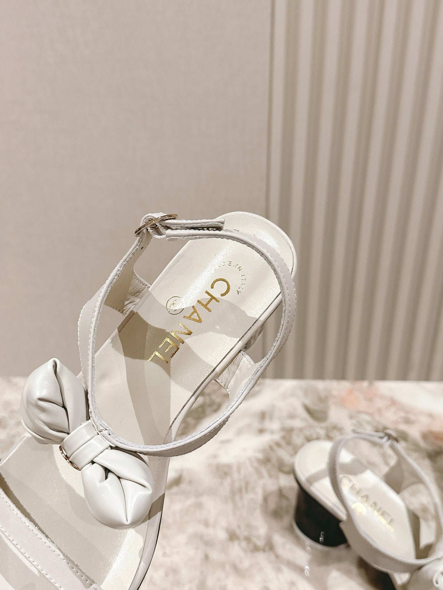 CC 26s Bow Sandals 55 White Cowhide 658465