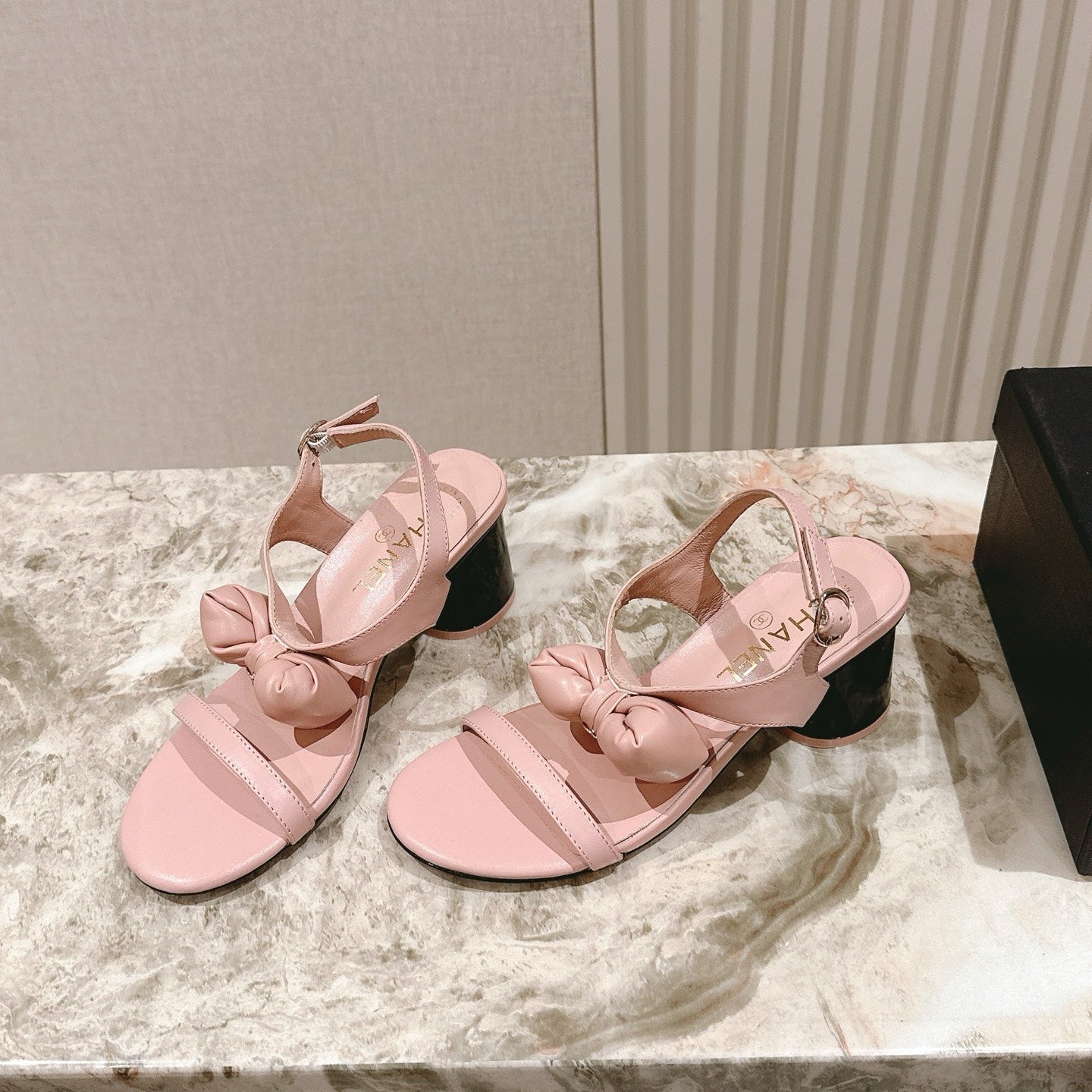 CC 26s Bow Sandals 55 Pink Cowhide 658466