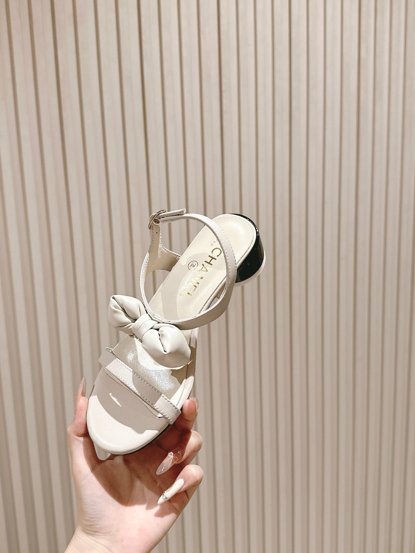CC 26s Bow Sandals White Cowhide 658468
