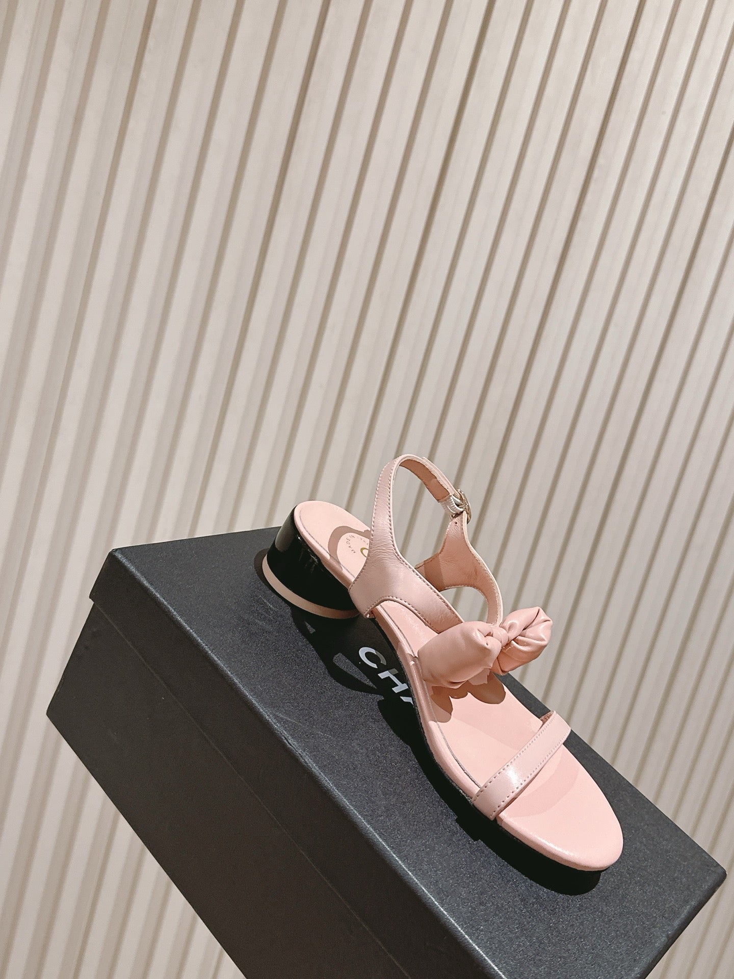 CC 26s Bow Sandals Pink Cowhide 658470