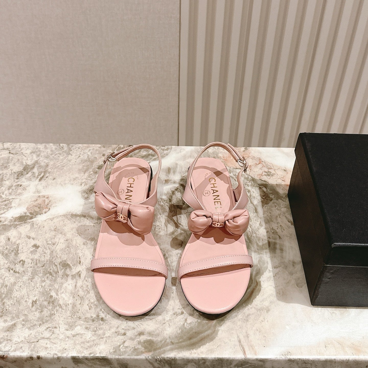 CC 26s Bow Sandals Pink Cowhide 658470