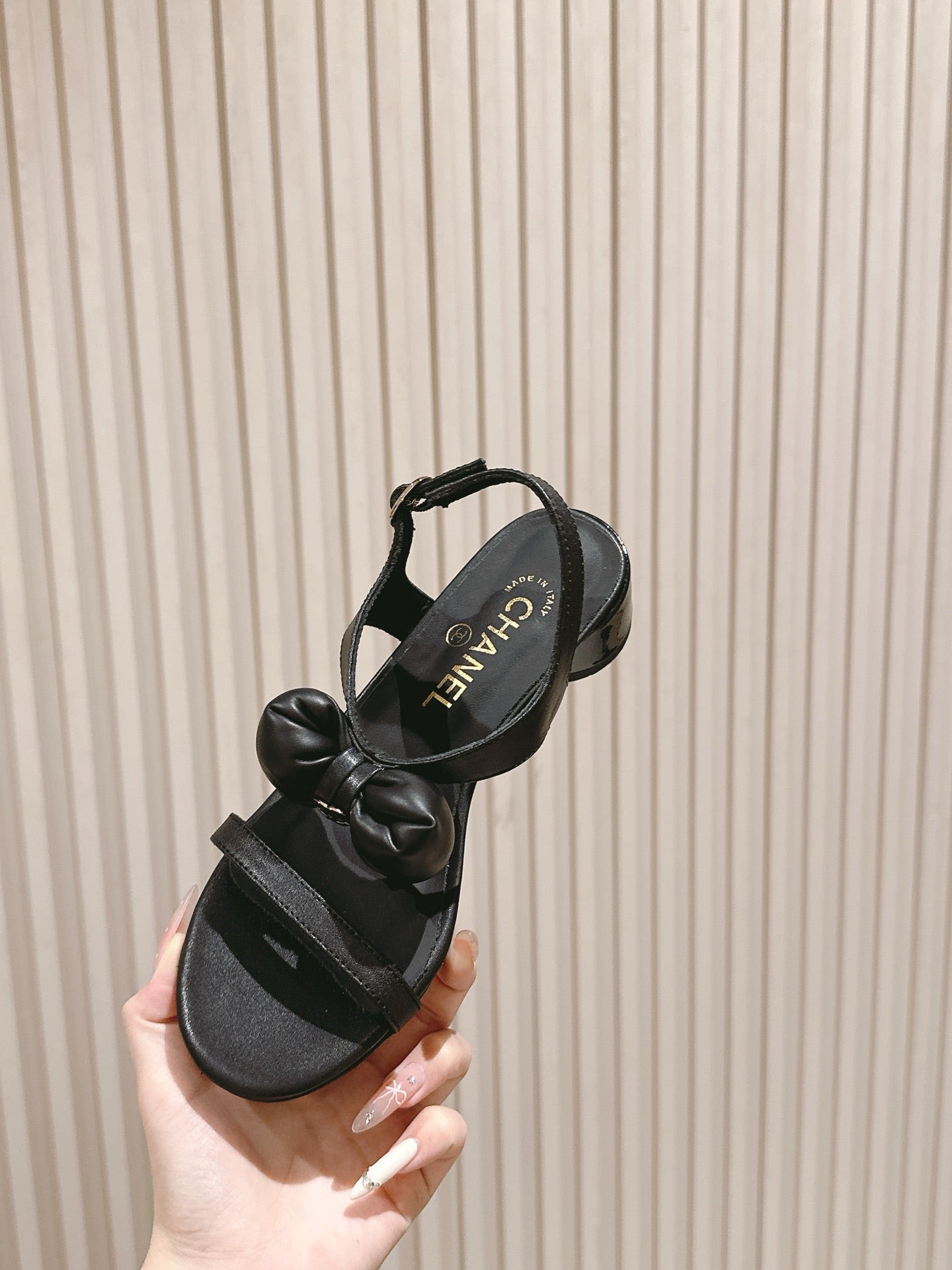 CC 26s Bow Sandals Black Cowhide 658471