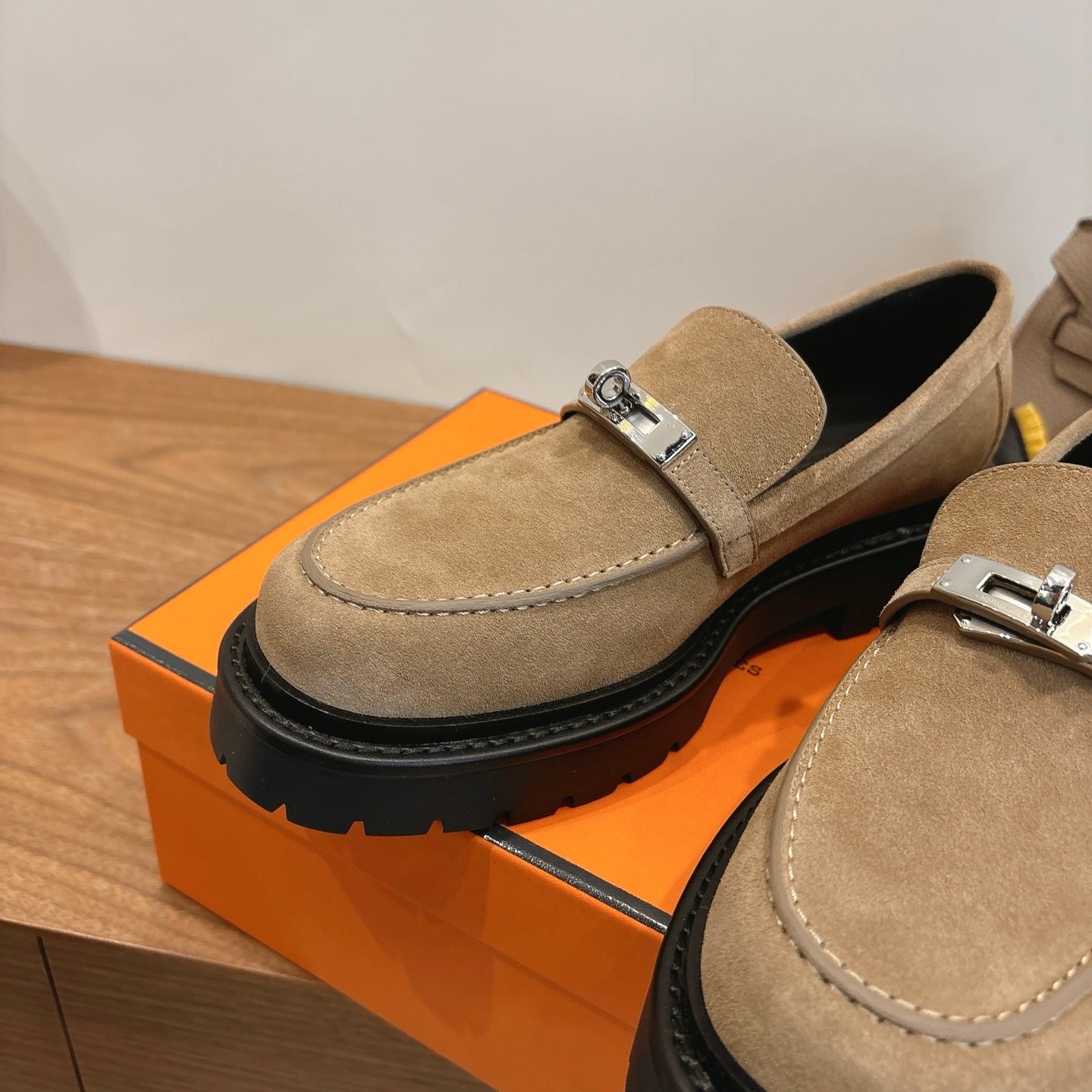 HM 26ss Loafers Beige Suede  Sliver Buckle 638431