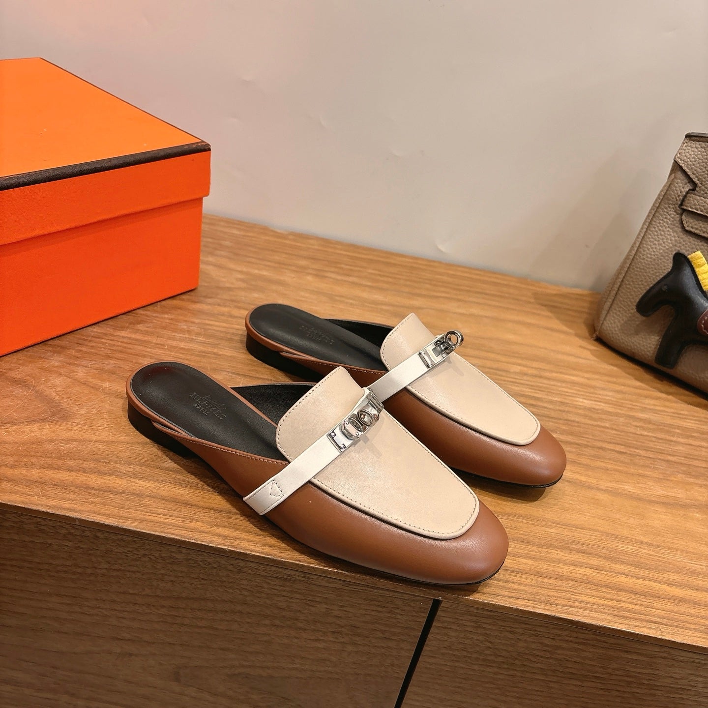 HM 26ss Mule Beige Brown Calfskin Sliver Buckle 638470