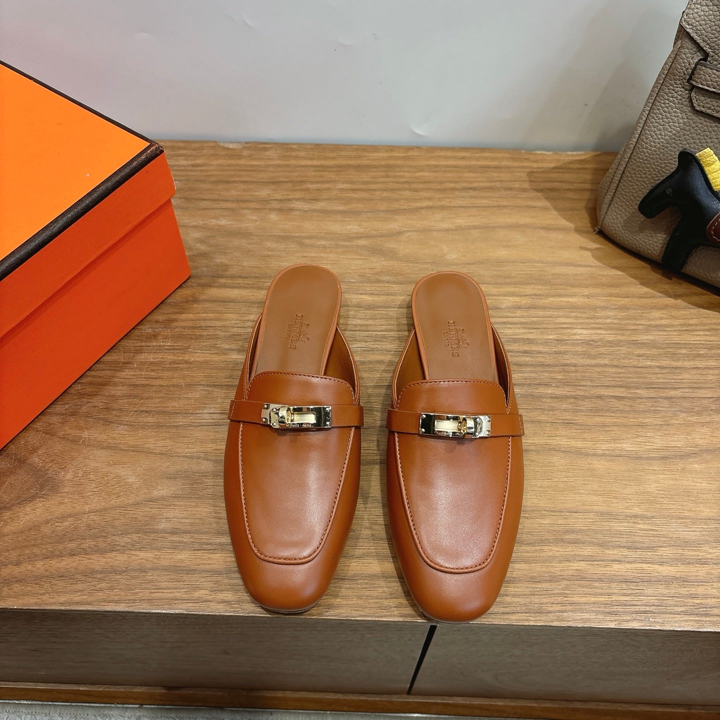 HM 26ss Mule Camel Brown Calfskin Gold Buckle 638472