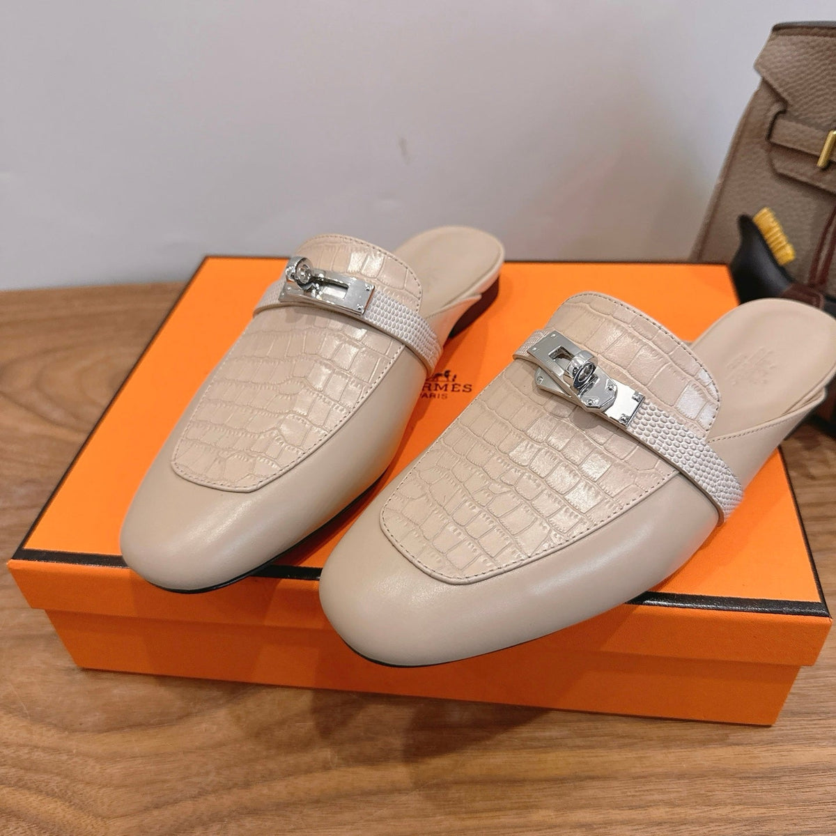 HM 2026 Oz Mule Light Beige Alligator Leather 849273