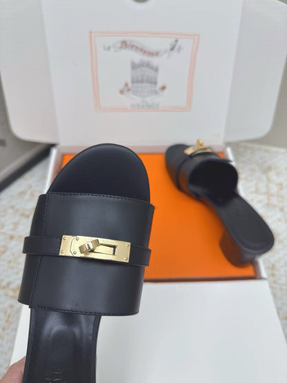HM 26ss Oasis Sandals 50 Black Sheepskin Gold Buckle 625161