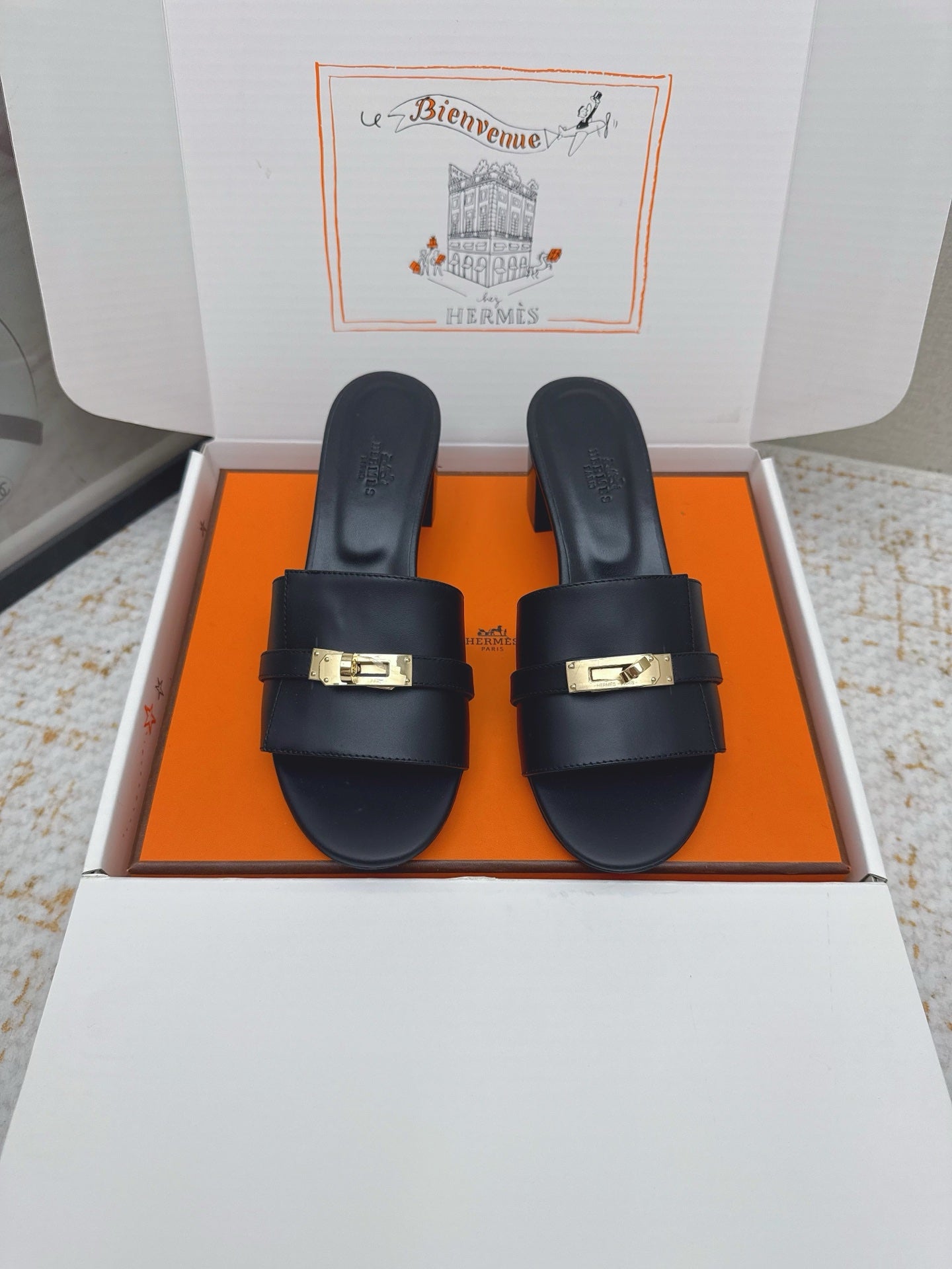 HM 26ss Oasis Sandals 50 Black Sheepskin Gold Buckle 625161