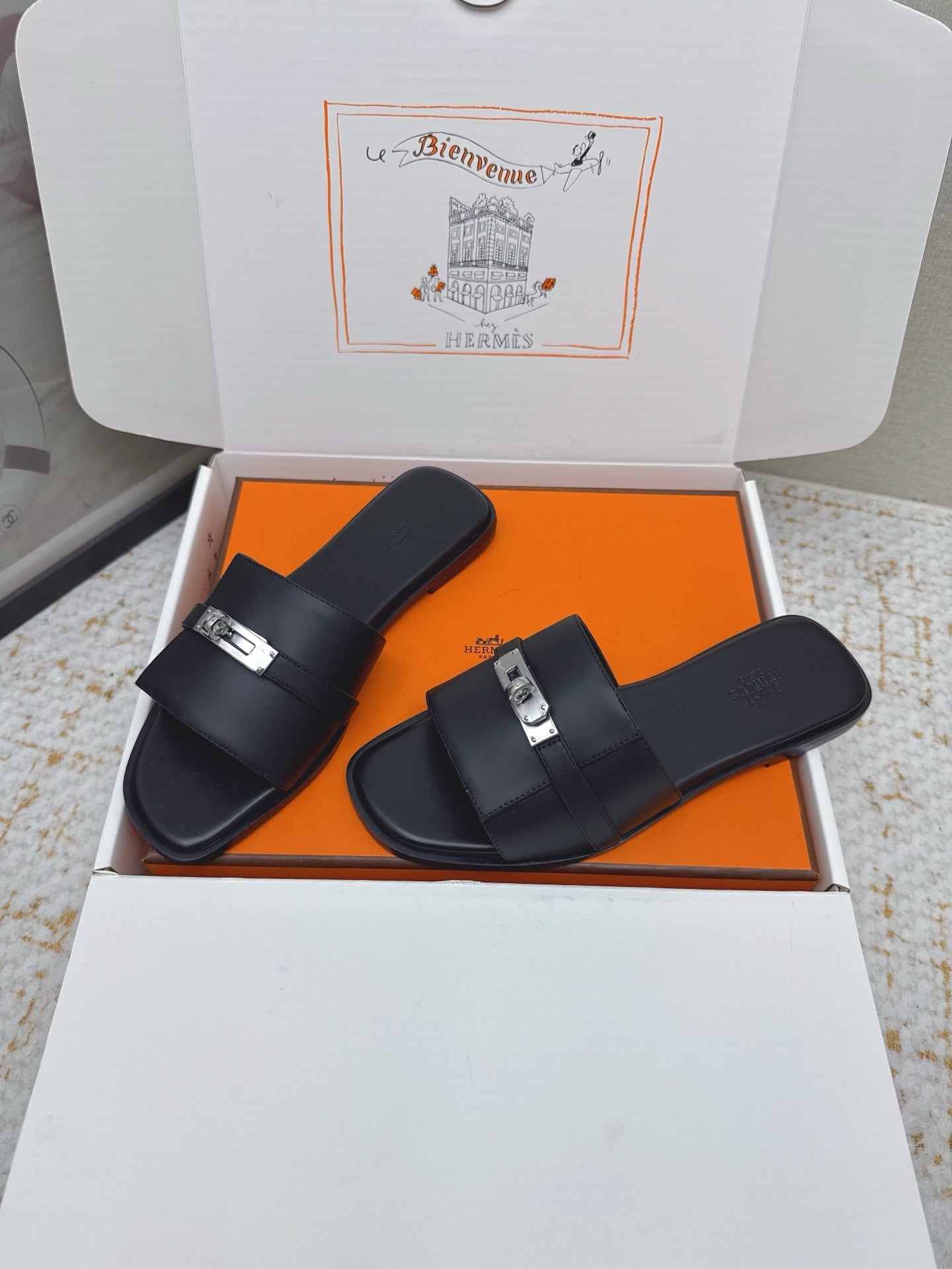 HM 26ss Oasis Sandals Black Sheepskin Sliver Buckle 625163