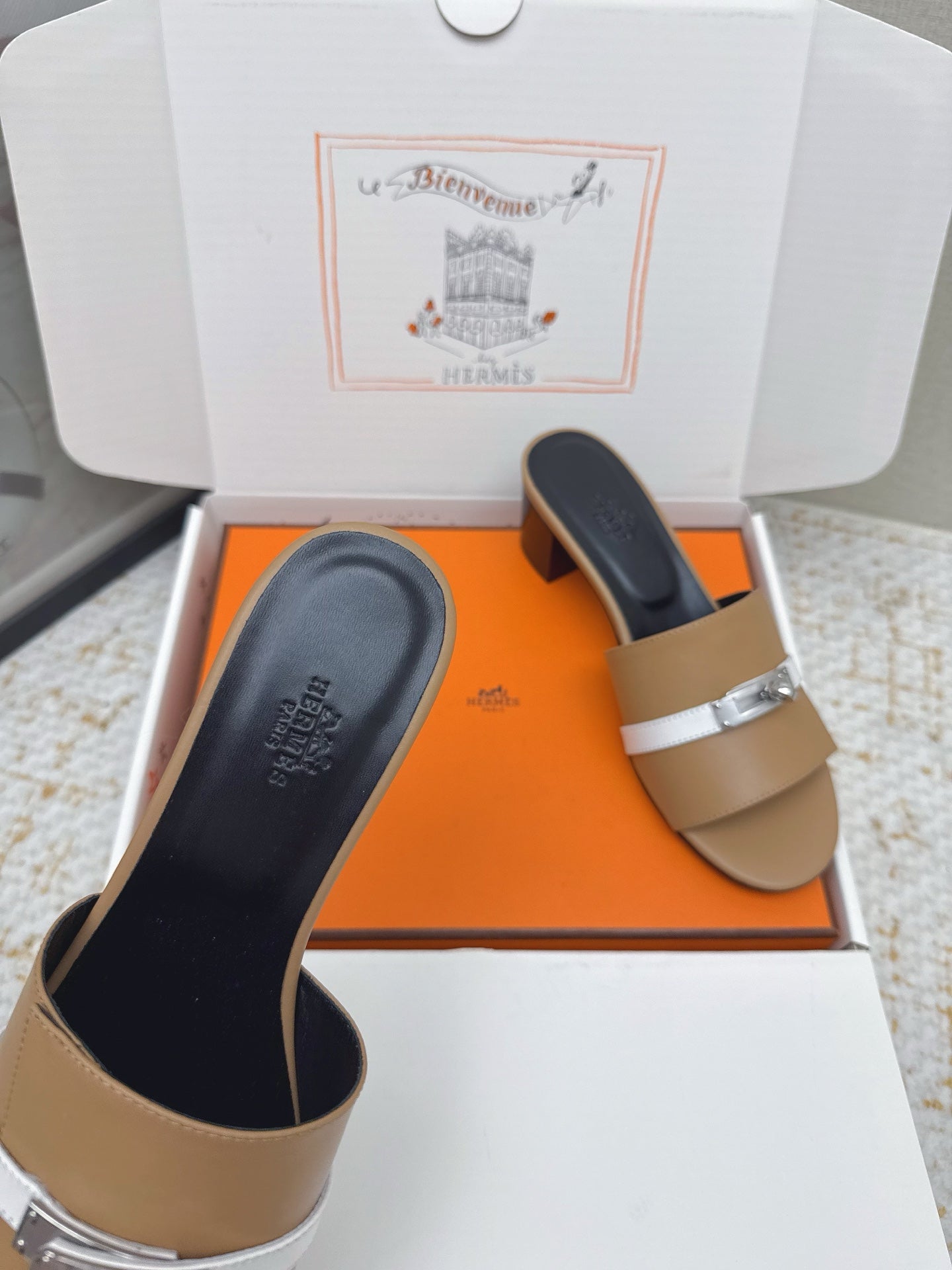 HM 26ss Oasis Sandals 50 Beige Camel Sheepskin Sliver Buckle 625174