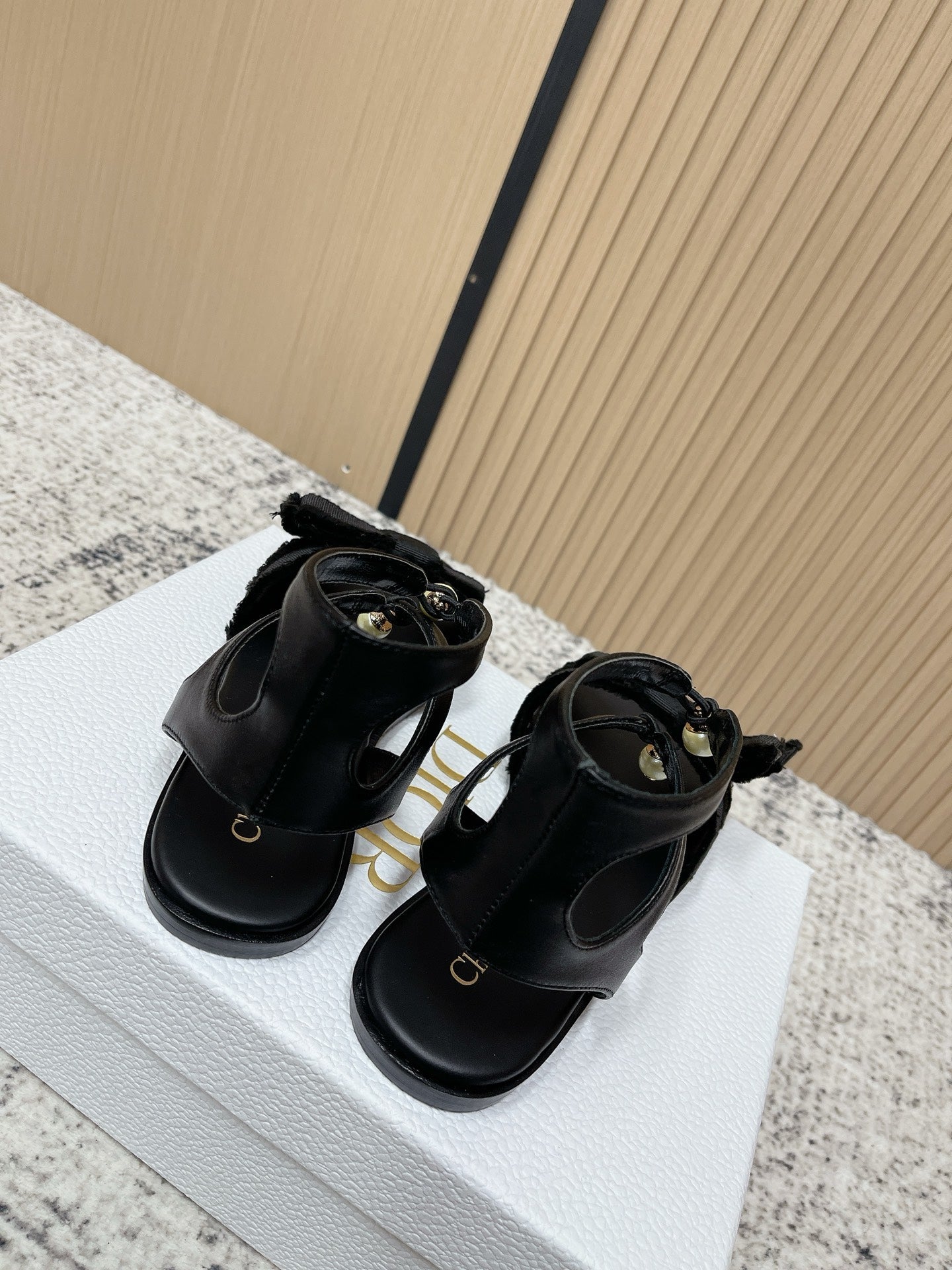 CD 26s Sandals Black Sheepskin Canvas 643494