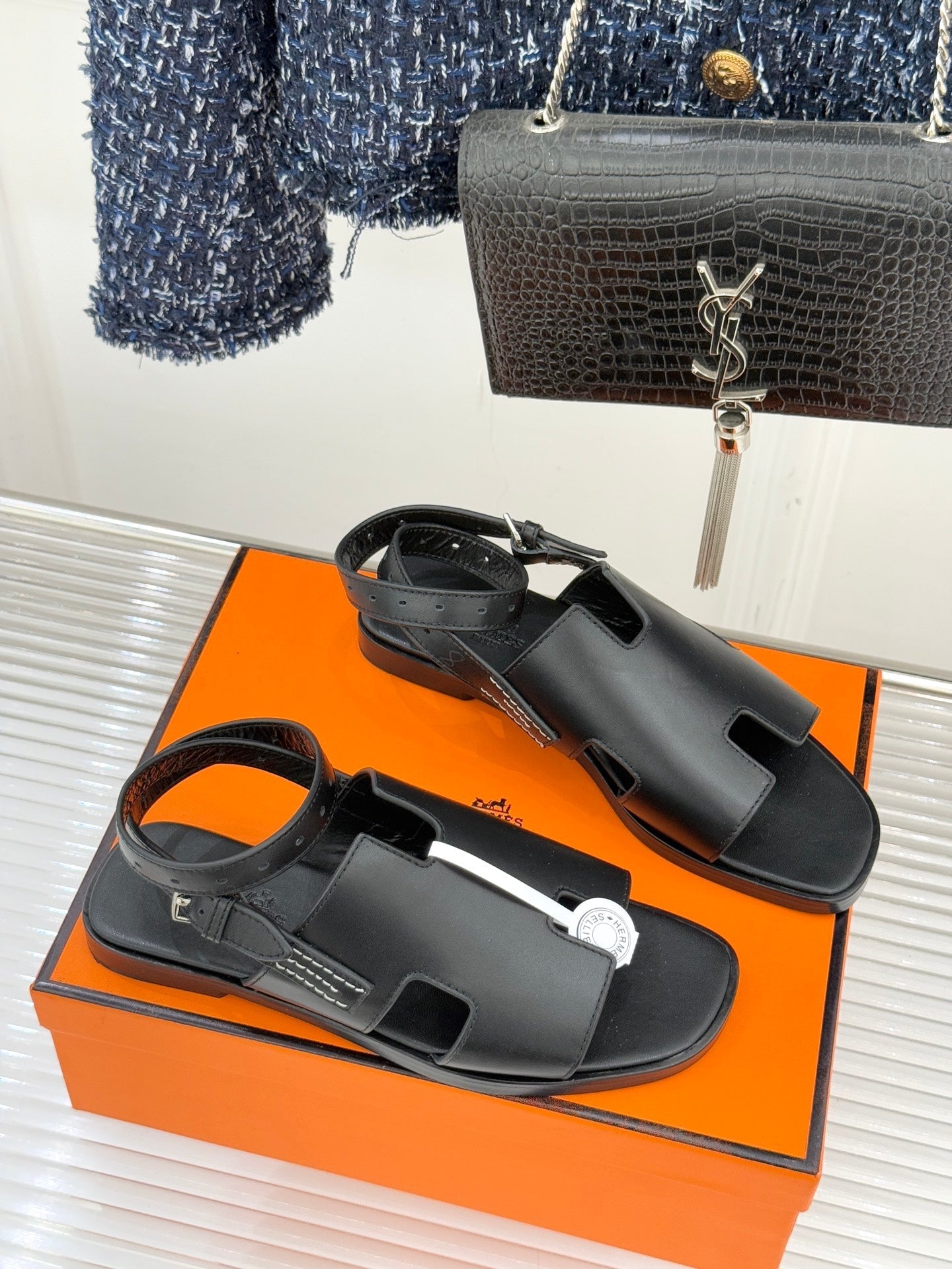 HM 26ss Flat Sandals Black Sheepskin 642791