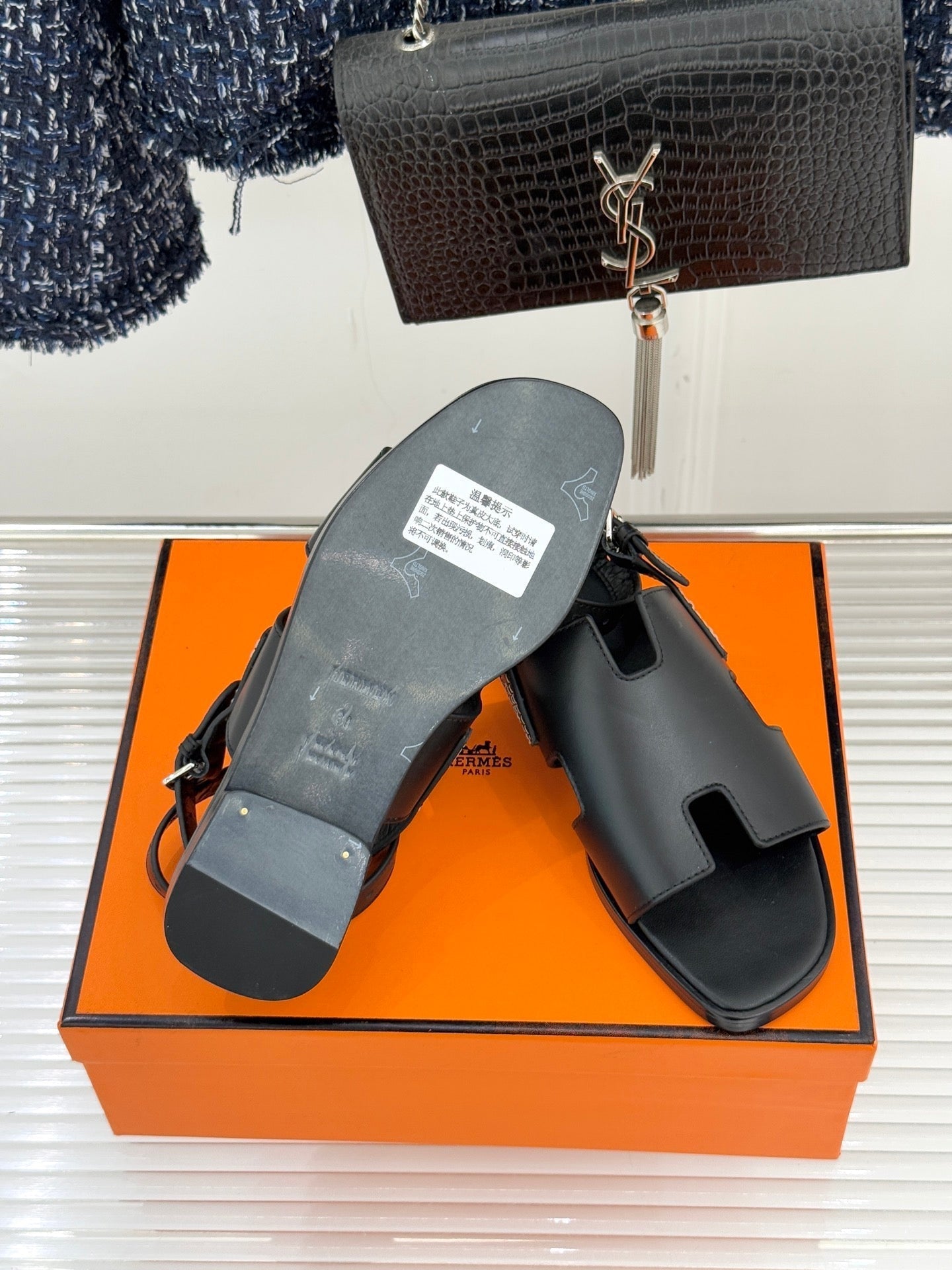 HM 26ss Flat Sandals Black Sheepskin 642791