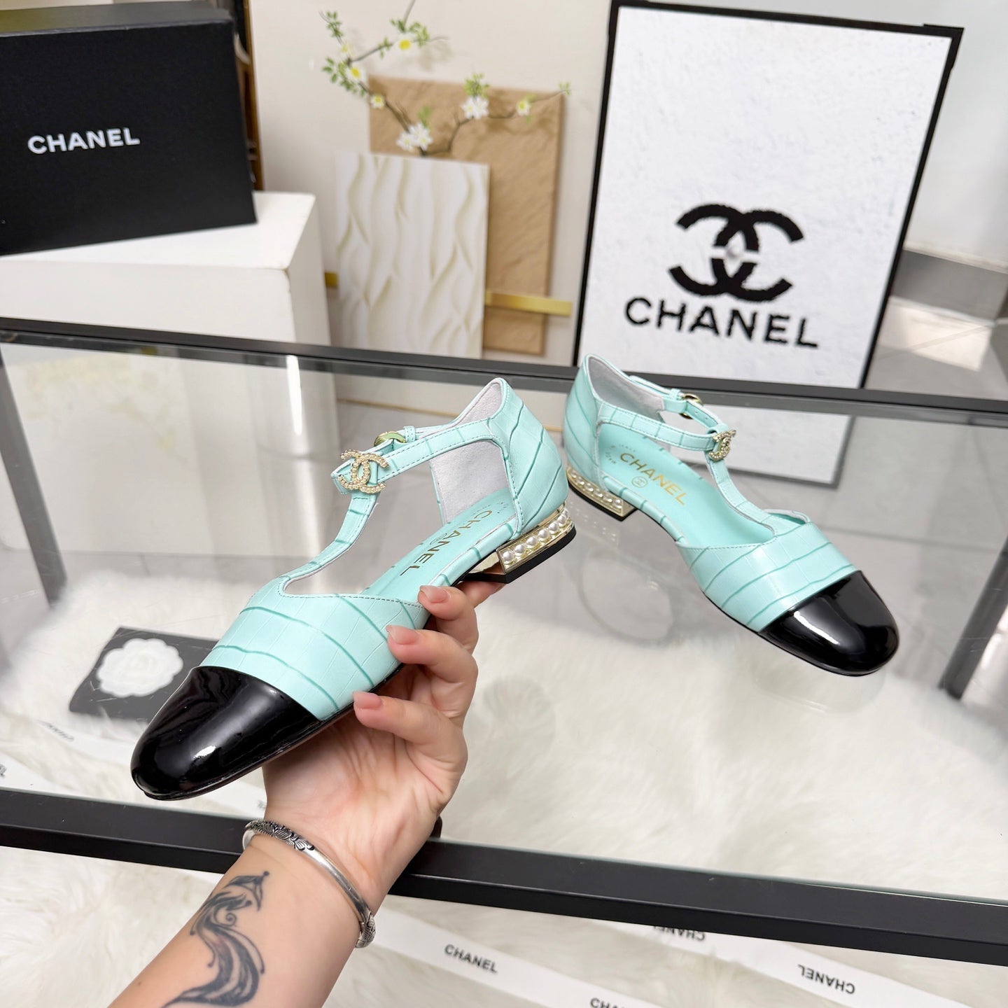 CC 26s Flat Sandals Light Turquoise Cowhide Patent Leather 183570
