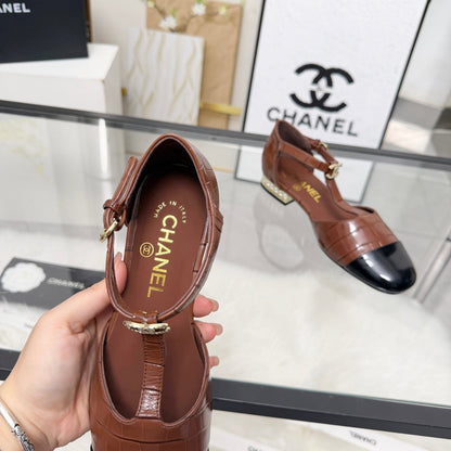 CC 26s Flat Sandals Brown Black Cowhide Patent Leather 183572