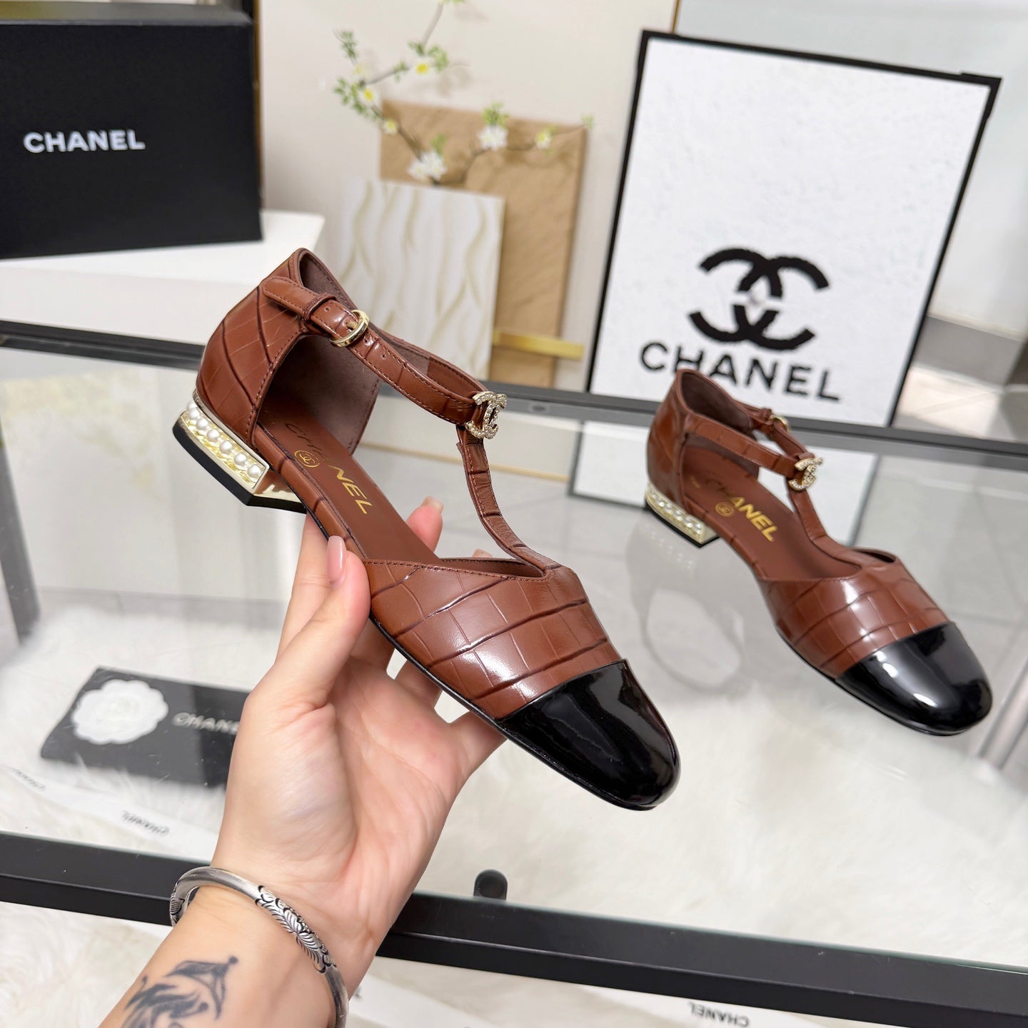 CC 26s Flat Sandals Brown Black Cowhide Patent Leather 183572