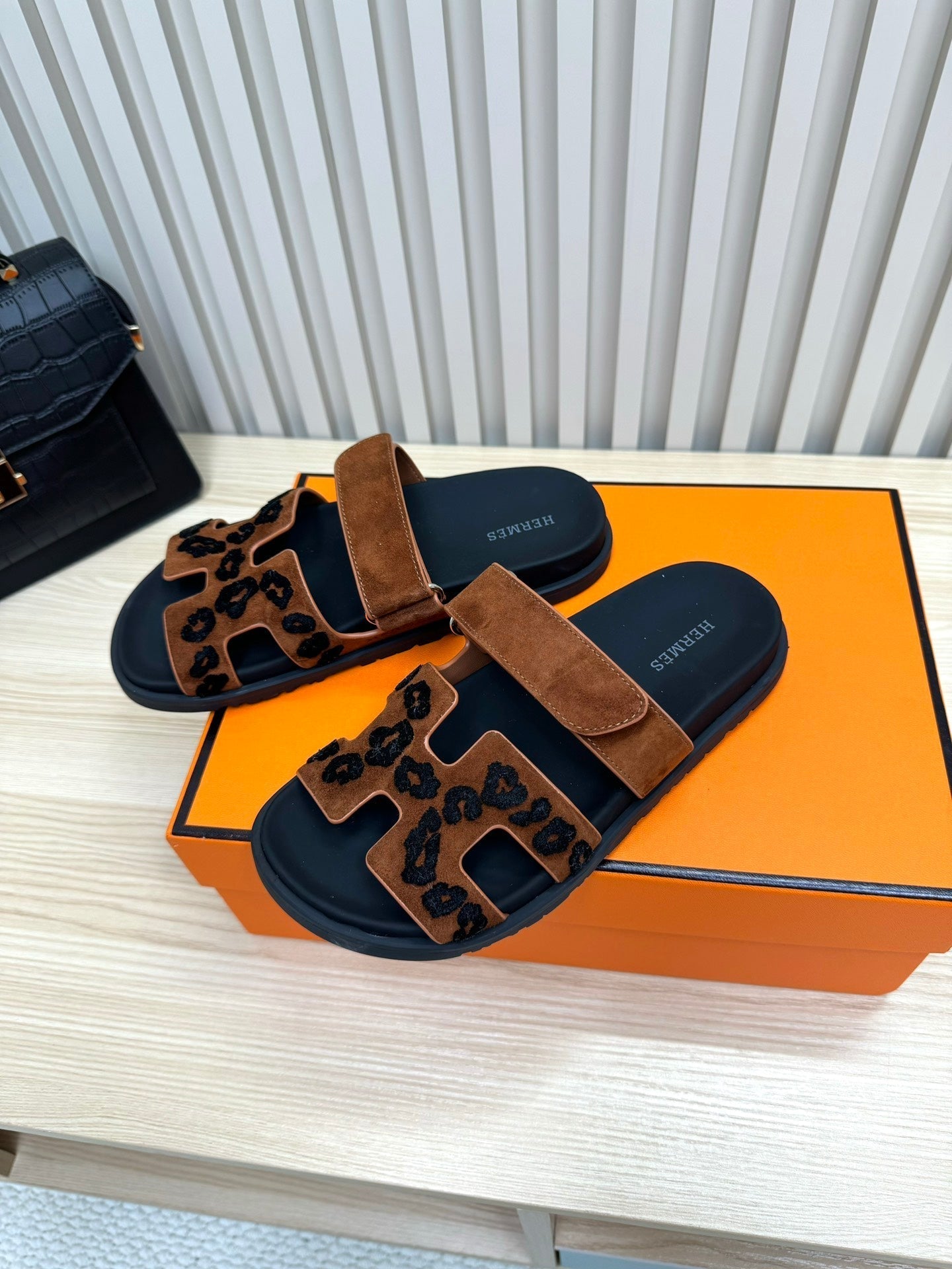 HM 26ss Slippers Brown Black Suede Leather 618577