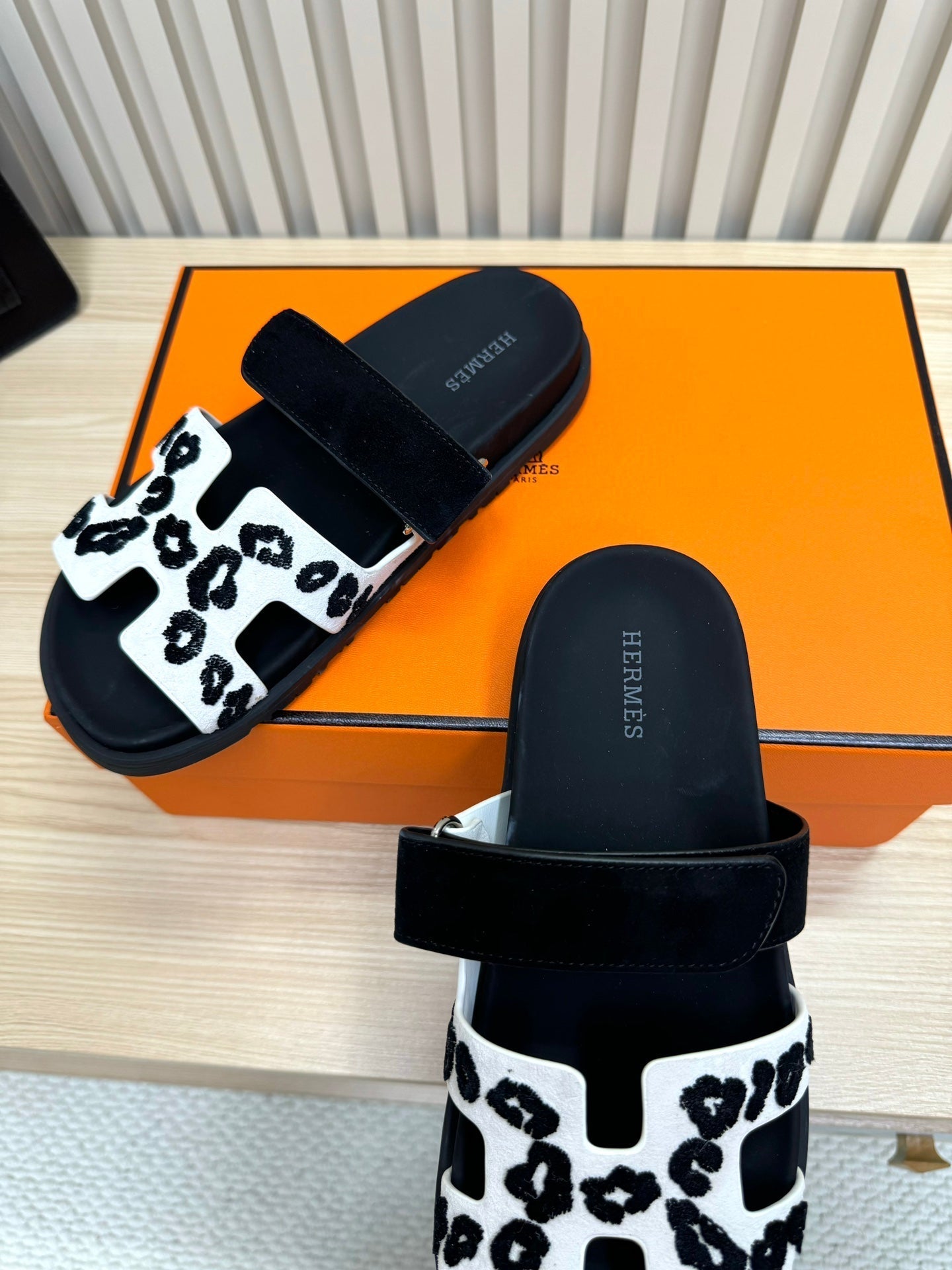 HM 26ss Slippers Black White Suede Leather 618576