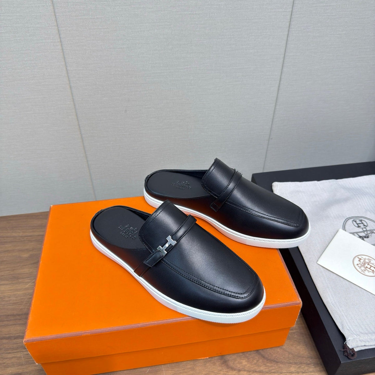 HM 25s Like Mule Black Lambskin Rubber 465666