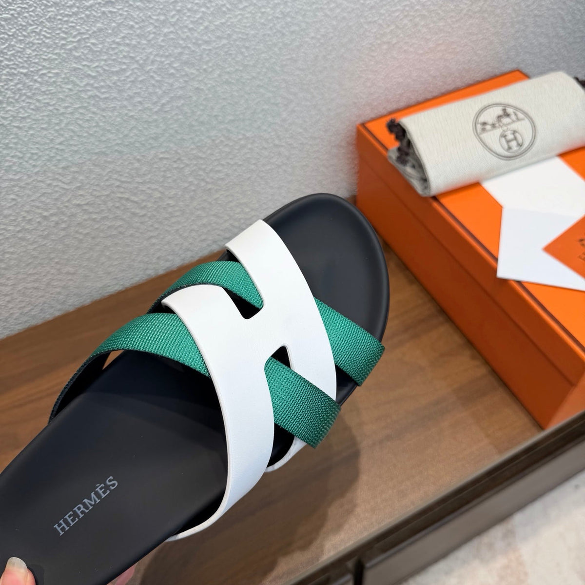 HM 26s Kazimir Sandal In White Calfskin And Emerald Green Fabric