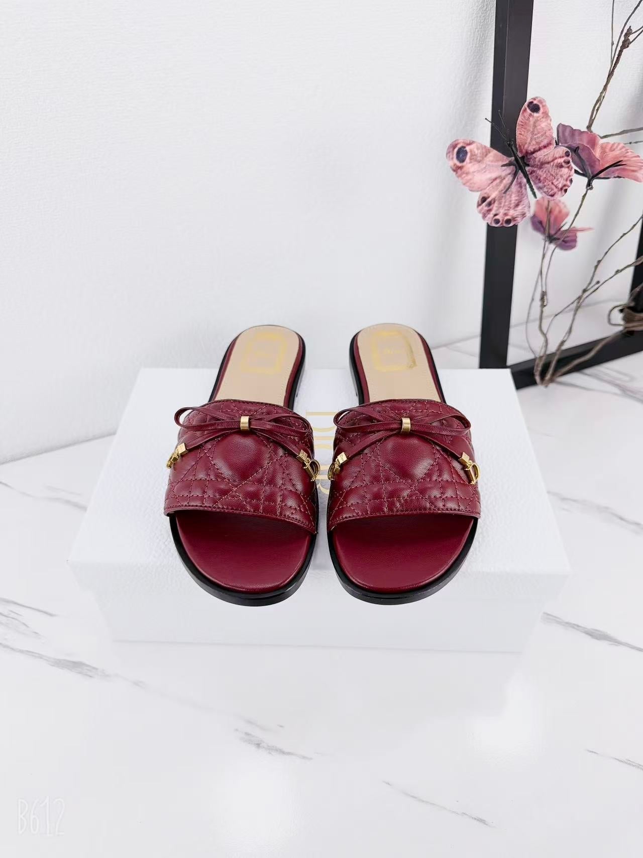 CD 26s Slippers Burgundy Beige Cowhide 681590