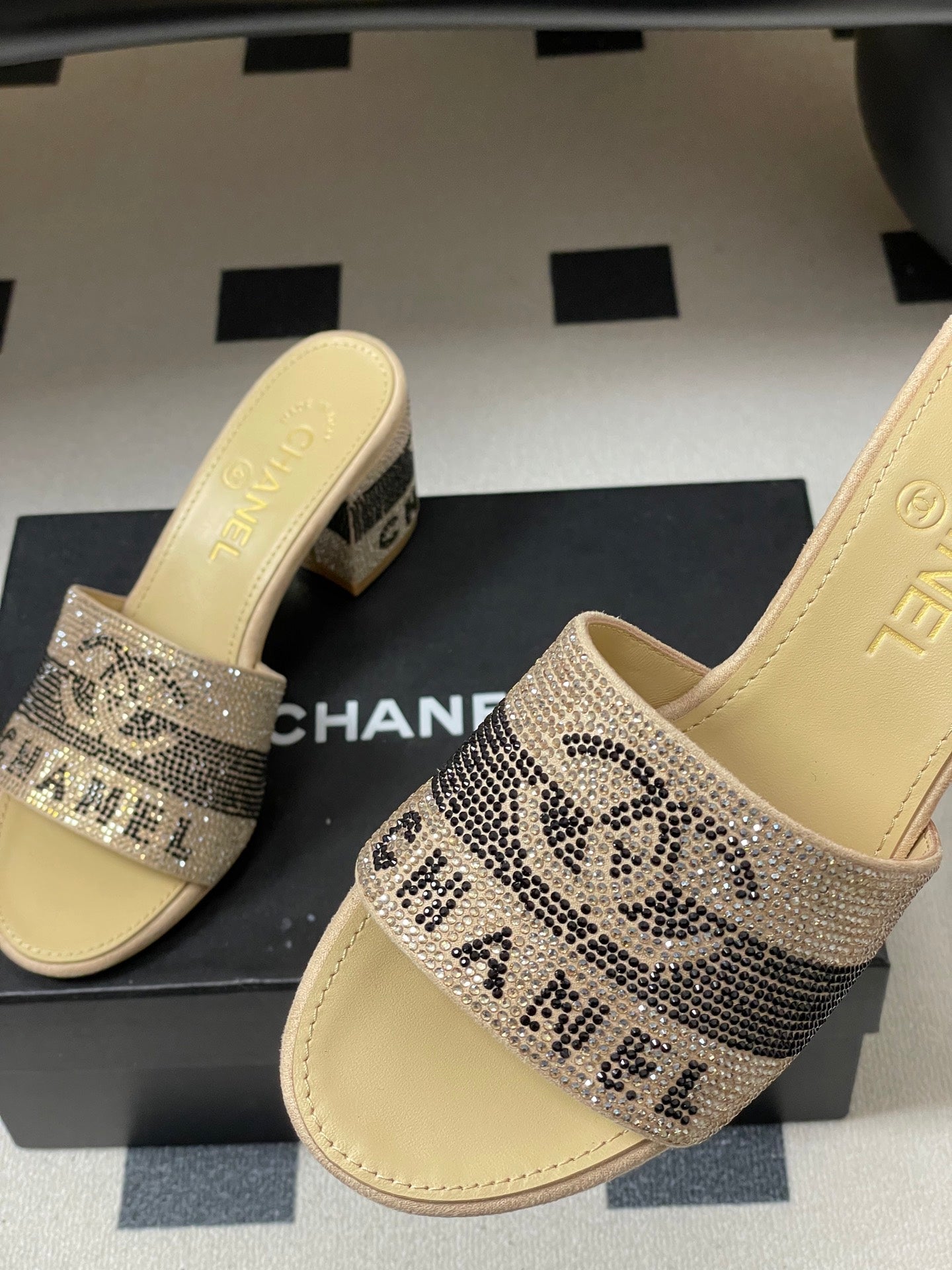 CC 26s  Sandals 70 Beige Sheepskin Rhinestones 649511