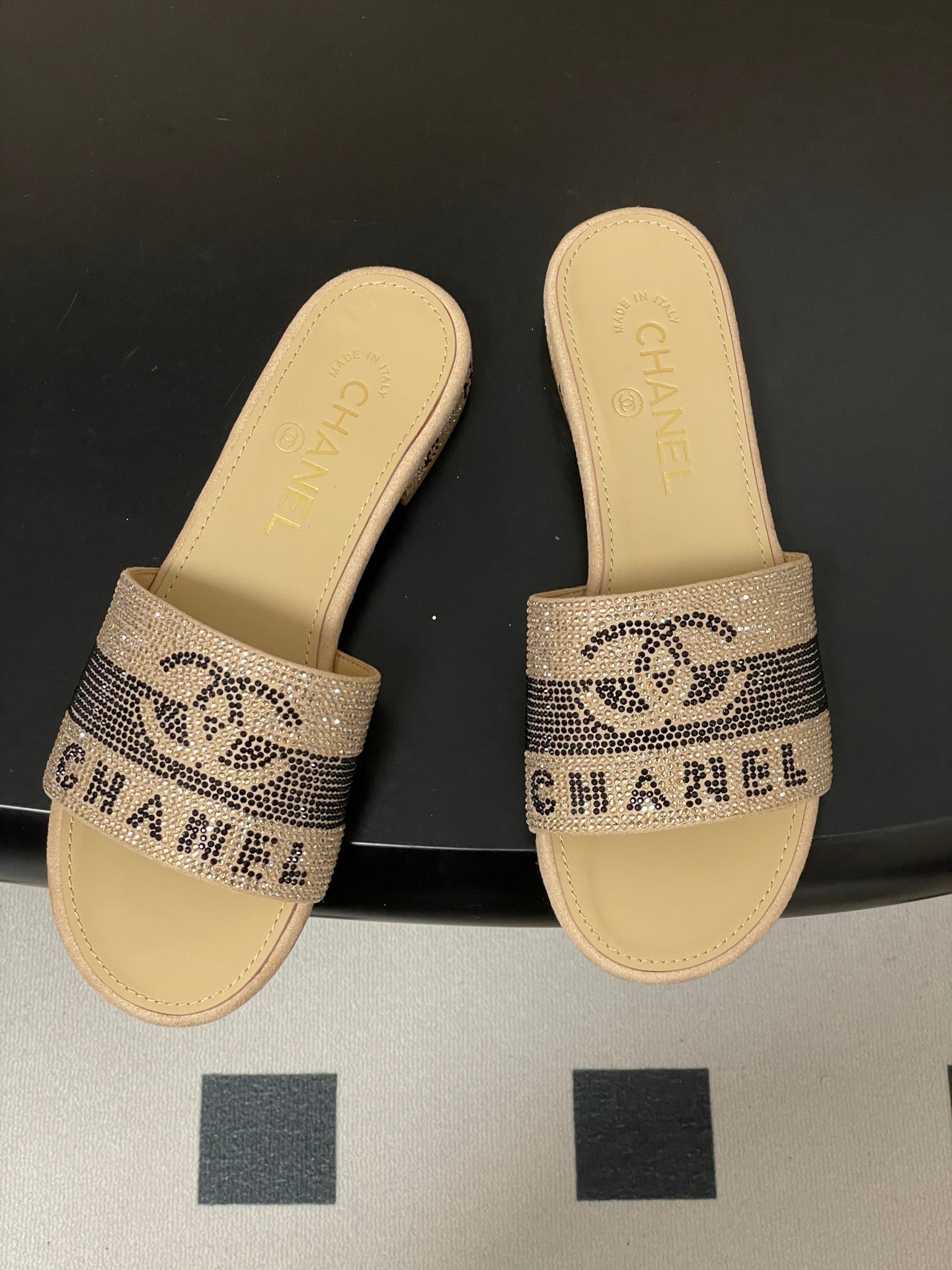 CC 26s Flat Sandals Beige Sheepskin Rhinestones 649514