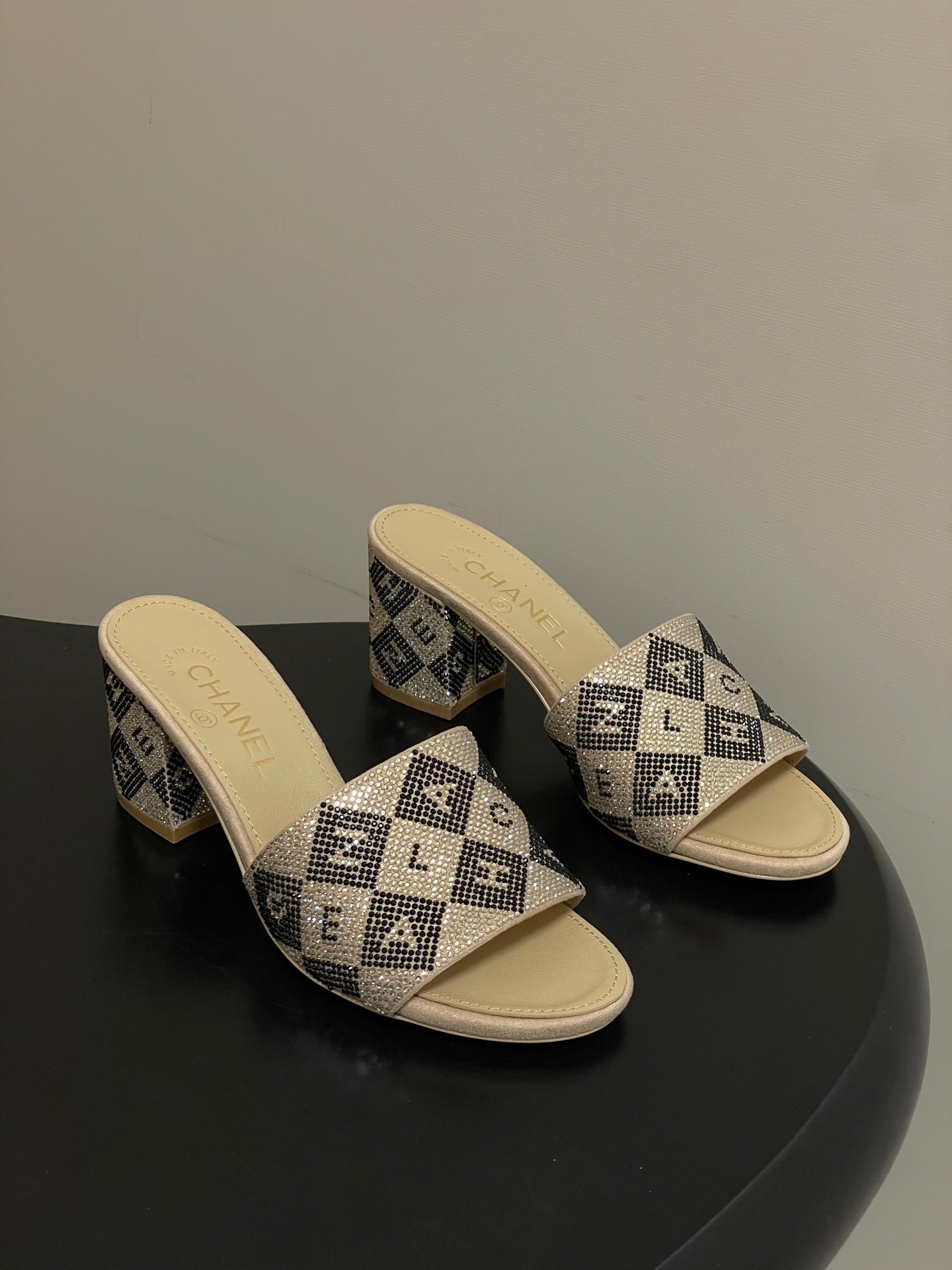 CC 26s Sandals 70 Beige Sheepskin Rhinestones 649517