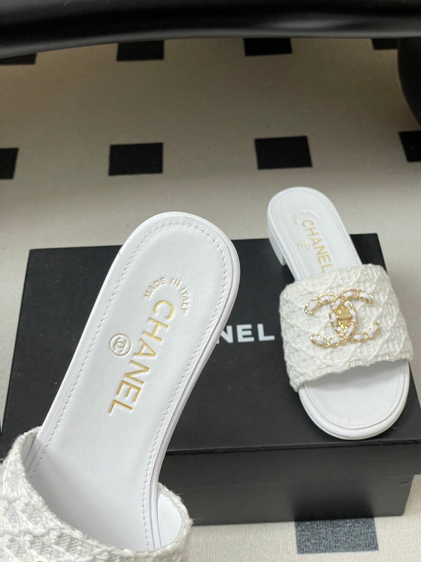 CC 26s Flat Slippers White Fabric Sheepskin 649491