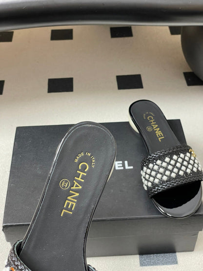 CC 26s Pearl Flat Sandals Black White Patent Leather 649543