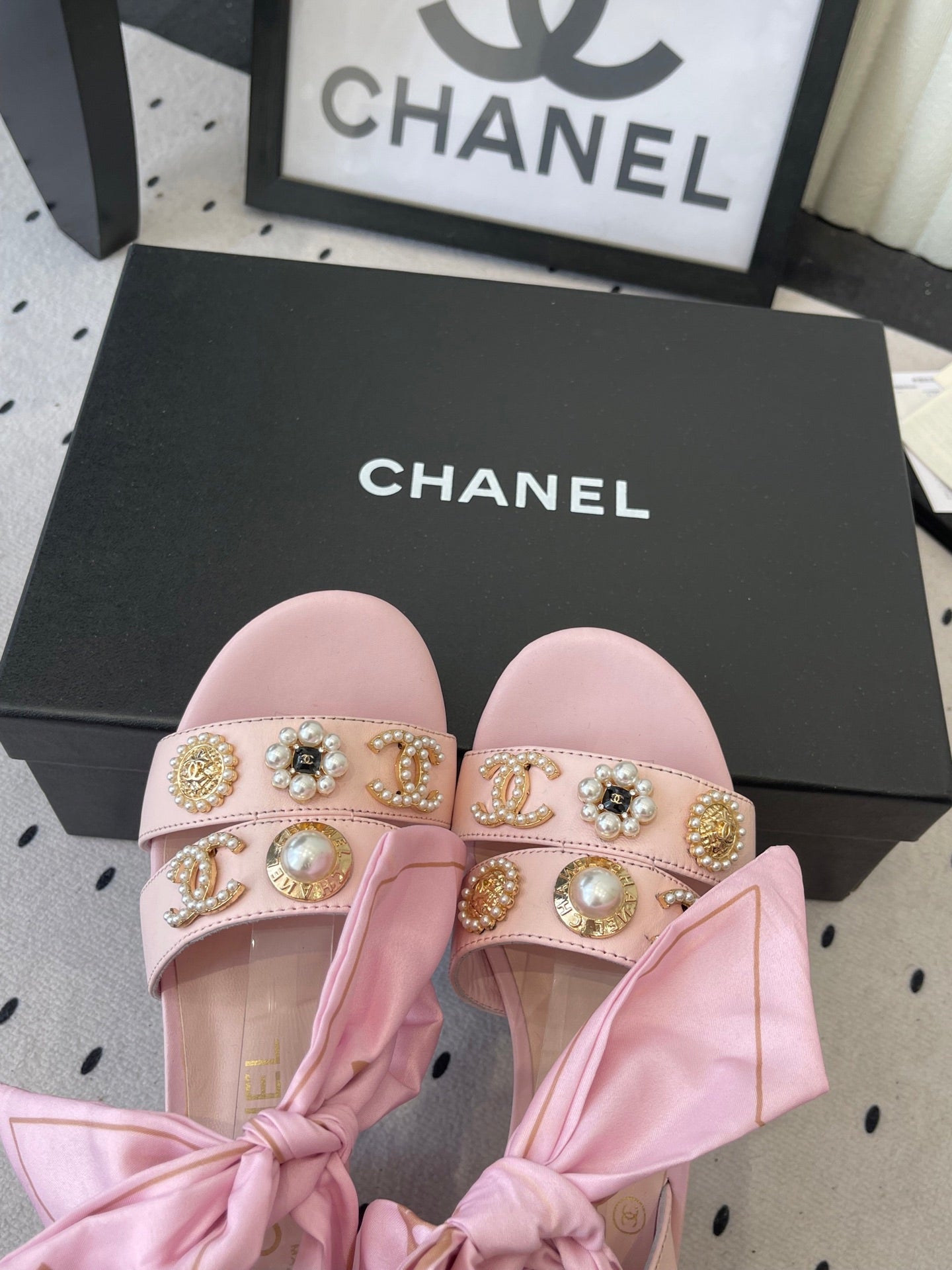 CC 26s Sandals 55 White Sheepskin Mixed Gold Charm 650084